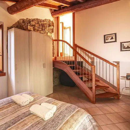 Stylish Stone House With Lake View Διαμέρισμα *
