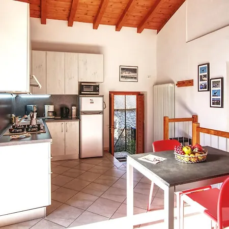 Διαμέρισμα Stylish Stone House With Lake View