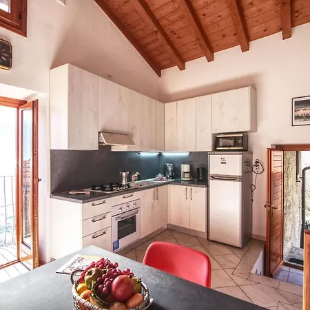 Stylish Stone House With Lake View Διαμέρισμα