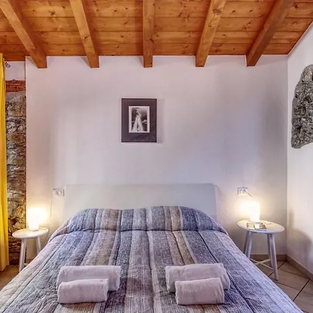 Διαμέρισμα Stylish Stone House With Lake View Cercino