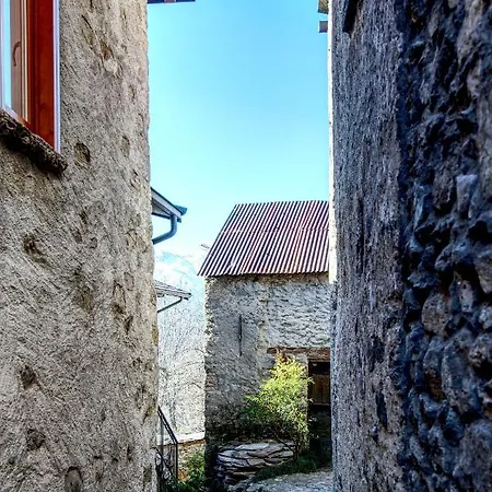 Stylish Stone House With Lake View *