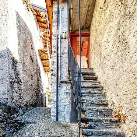 Stylish Stone House With Lake View Διαμέρισμα