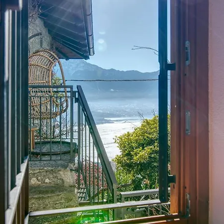 Διαμέρισμα Stylish Stone House With Lake View